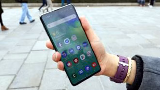 Samsung Galaxy S10 mặc dù sở hữu màn hình 6,1 inch nhưng là mẫu điện thoại thuộc dòng Galaxy được cải thiện đáng kể tính năng chụp ảnh.