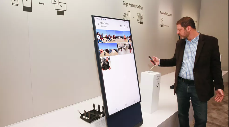 Một tính năng khác lạ của ti vi xuất hiện trong CES năm nay là chế độ hiển thị dọc. Về cơ bản, đây là một phụ kiện điện thoại lớn, được thiết kế để phản chiếu màn hình chiếc smartphone của người dùng.