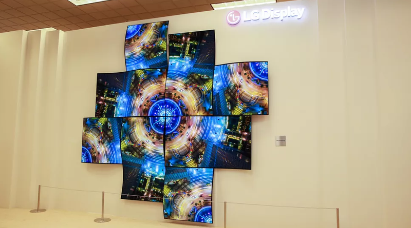 TV OLED 55 inch màn hình cong này dường như phù hợp với mục đích trang trí hơn nhưng vẫn phải thừa nhận sự ấn tượng về màu sắc cũng như hình ảnh sản phẩm mang lại.