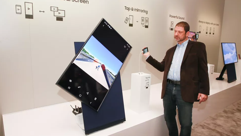 Một động cơ được tích hợp vào chân đế có thể quay ti vi theo hướng đồng bộ hóa với hướng của điện thoại.