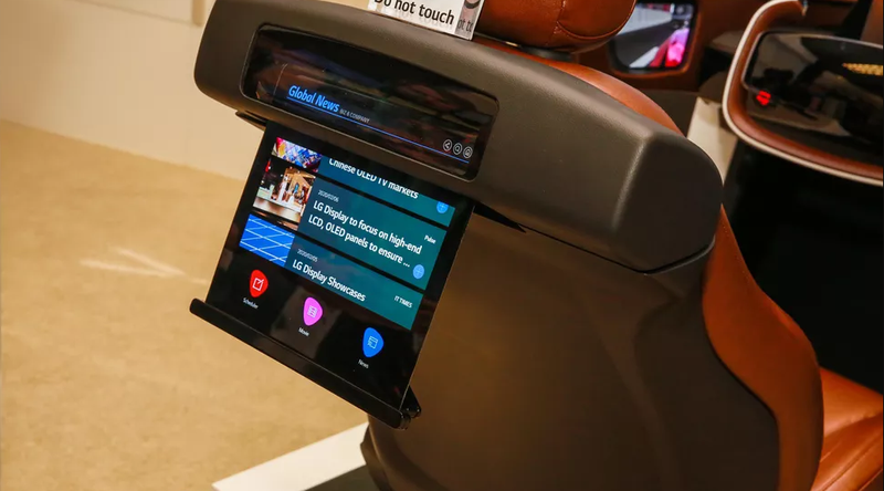 LG đã phát triển thêm nhiều sản phẩm kể từ khi ra mắt công nghệ màn hình có thể cuộn. Đây là một trong những sản phẩm đó, màn hình có thể cuộn được sau ghế./.