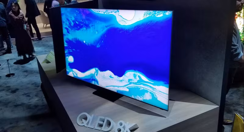 Flagship năm 2020 của Samsung Q950TS 8K QLED, với viền màn hình siêu mỏng, được hãng tuyên bố đạt 99% thể hiện hình ảnh.