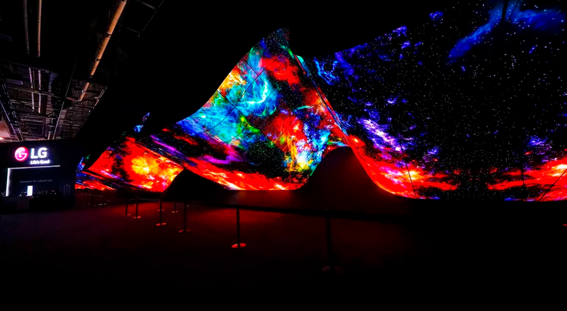 LG gây chú ý tại CES 2020 với loạt hình ảnh TV OLED màn hình cong ấn tượng ở lối vào với tên gọi The Wave.
