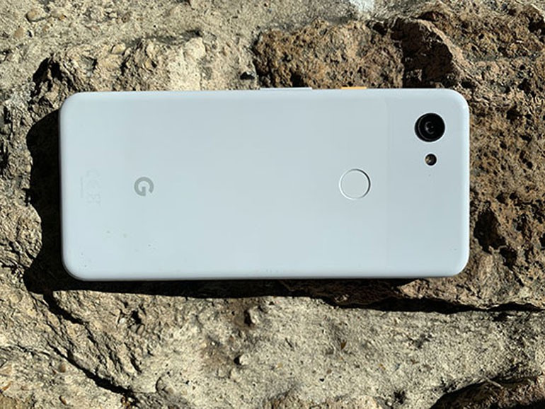 Google Pixel 3a là điện thoại thông minh đầu tiên của dòng Pixel nhắm đến phân khúc tầm trung. Điểm mạnh của điện thoại này nằm ở tính năng nhiếp ảnh và màn hình OLED.