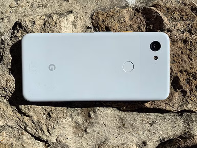 Google Pixel 3a là điện thoại thông minh đầu tiên của dòng Pixel nhắm đến phân khúc tầm trung. Điểm mạnh của điện thoại này nằm ở tính năng nhiếp ảnh và màn hình OLED.