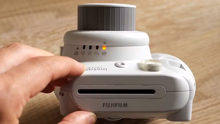 Máy ảnh Fujifilm Instax Mini 9 tạo nên sự khác biệt nhờ gương selfie mặt trước và ống kính bổ sung nhỏ để chụp ảnh ở khoảng cách gần.