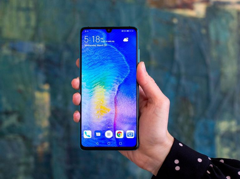 Huawei P30 Pro có pin 4.200 mAh cho phép điện thoại hoạt động hơn 22 giờ liên tục. Điện thoại tích hợp cảm biến ảnh tương ứng với zoom quang 5x, màn hình OLED cong 6,4 inch và cảm biến dấu vân tay dưới màn hình.