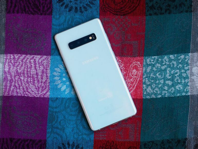 Samsung Galaxy S10 Plus có màn hình AMOLED chất lượng, một loạt các tùy chọn camera, khả năng sạc các thiết bị không dây khác và tuổi thọ pin bền bỉ khoảng 21 giờ.