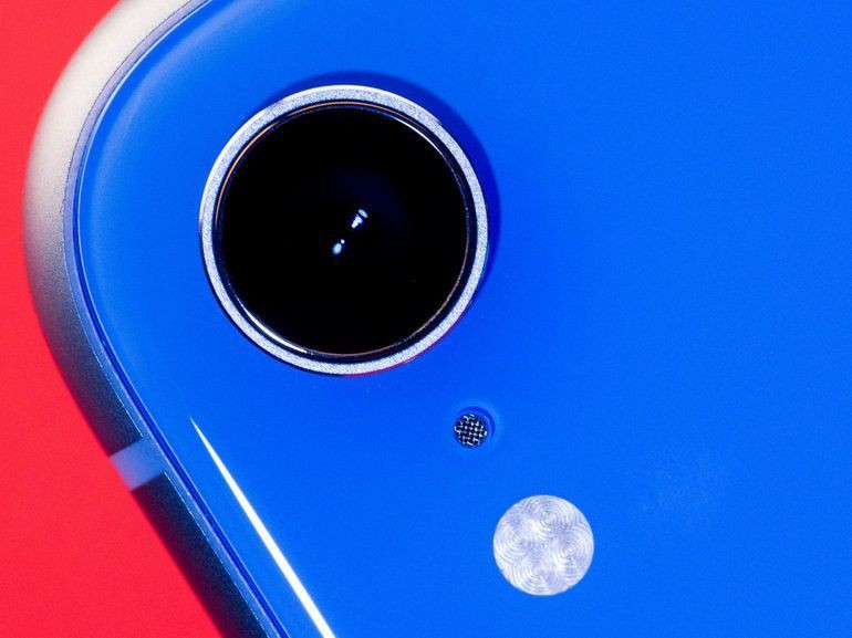 Mặc dù ra mắt vào năm ngoái nhưng iPhone XR vẫn có thời gian hoạt động bền bỉ khi cung cấp nhiều tính năng, đặc biệt màn hình rộng trong khung máy có kích thước hợp lý, hiệu suất mạnh mẽ, Face ID và sạc không dây.