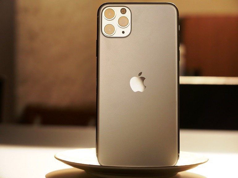 iPhone 11 Pro Max có thể hoạt động đến 24 giờ với pin 3.969 mAh. Điện thoại có màn hình OLED 6,5 inch, chip A13 Bionic và cảm biến kết hợp góc rộng, góc cực rộng và tele rất hấp dẫn.