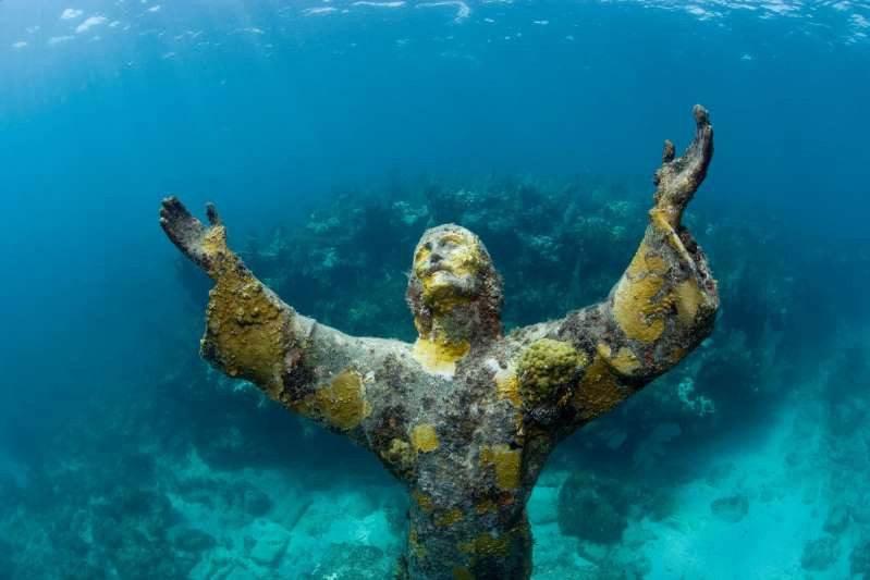 Christ of the Abyss ở Florida, Mỹ. Nằm gần Dry Rocks, ngoài khơi Key Largo ở Công viên rạn san hô John Pennekamp Bức tượng chúa Jesu bằng đồng dưới biển này là một điểm hấp dẫn đối với những người lặn biển.