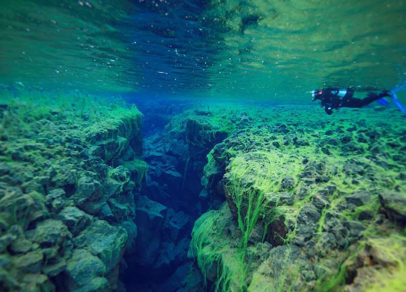 Rãnh Silfra ở Iceland. Đây là nơi bạn có cơ hội được lặn ở giữa mảng lục địa châu Âu và Bắc Mỹ. Vết nứt giữa 2 mảng lục địa này rộng thêm khoảng 2cm mỗi năm./.
