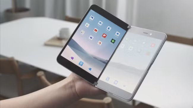 Microsoft Surface Duo (ra mắt cuối năm 2020), có màn hình 5,6 inch với bản lề nằm giữa. Nó không phải smartphone màn hình gập thực sự mà có thể xoay 360 độ, cho phép dùng với nhiều kiểu dáng khác nhau. Cũng như các flagship khác, máy dùng Snapdragon 855. Vẫn còn thời gian để Microsoft hoàn thiện thiết bị trước khi bán ra thị trường cùng với tablet Surface Neo./.