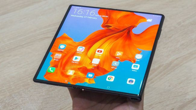 Huawei Mate X được bán ra tại Trung Quốc từ tháng 11/2019 nhưng Huawei khá kín tiếng về doanh số của máy. Chưa rõ khi nào Mate X mới được bán ra ở nước ngoài.