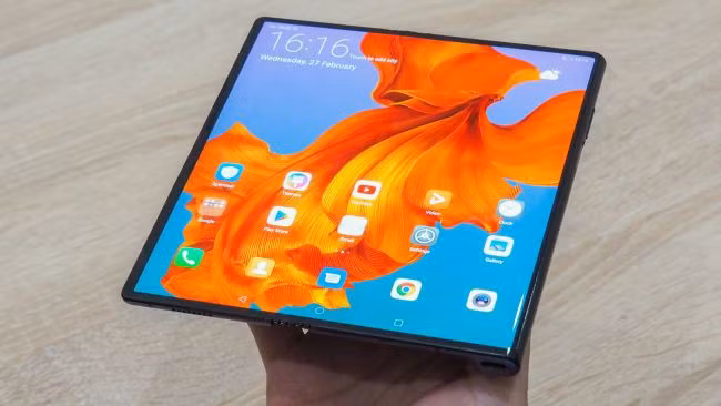 Huawei Mate X được bán ra tại Trung Quốc từ tháng 11/2019 nhưng Huawei khá kín tiếng về doanh số của máy. Chưa rõ khi nào Mate X mới được bán ra ở nước ngoài.