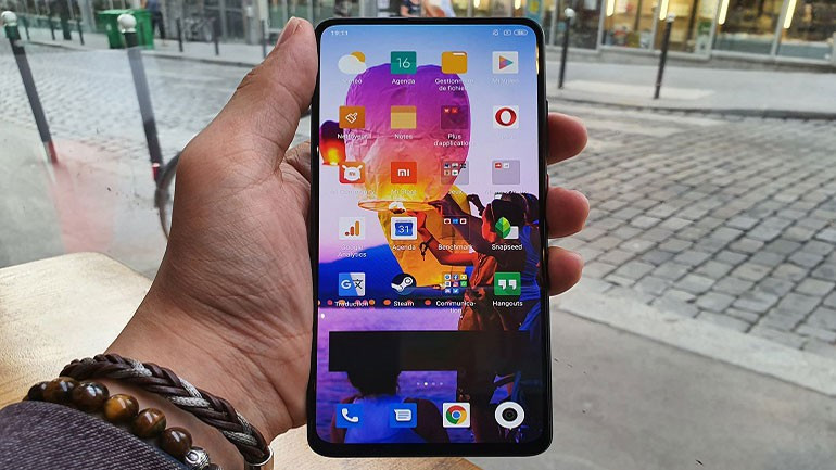 Xiaomi Mi 9T Pro mang thiết kế của Mi 9T nhưng tích hợp chip Snapdragon 855. Người dùng đánh giá cao màn hình AMOLED tràn viền chất lượng, hiệu suất tuyệt vời và tuổi thọ pin bền bỉ.