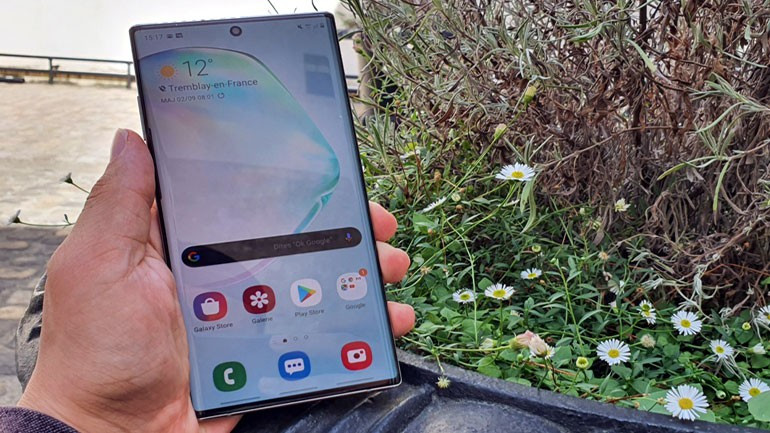 Thiết kế tỉ mỉ từ màn hình đến bút, Samsung Galaxy Note 10+ tuy không có cổng jack mini như Samsung Galaxy S10 nhưng vẫn làm hài lòng người dùng bởi thông số kỹ thuật cao cấp của flagship này.