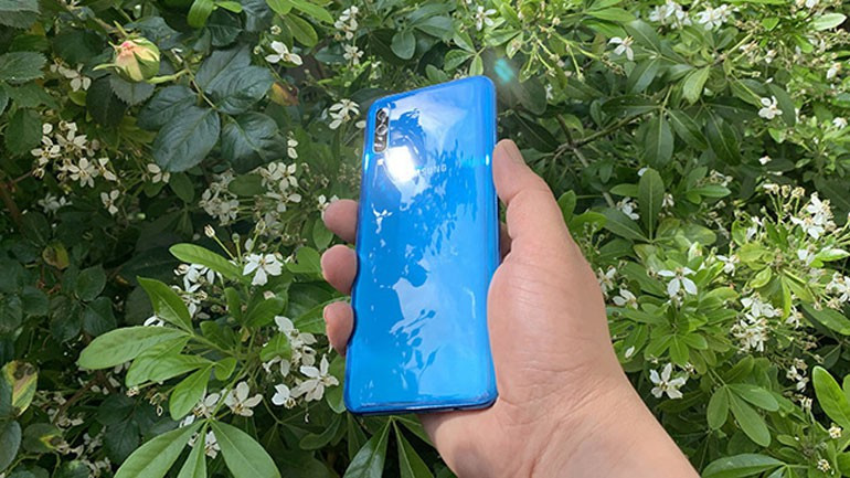 Với màn hình AMOLED lớn cùng 3 cảm biến ảnh và tuổi thọ pin cao là những ưu điểm lớn nhất của Samsung Galaxy A50 cho phép nó trở thành một trong những flaship trong phân khúc tầm trung cạnh tranh cao.