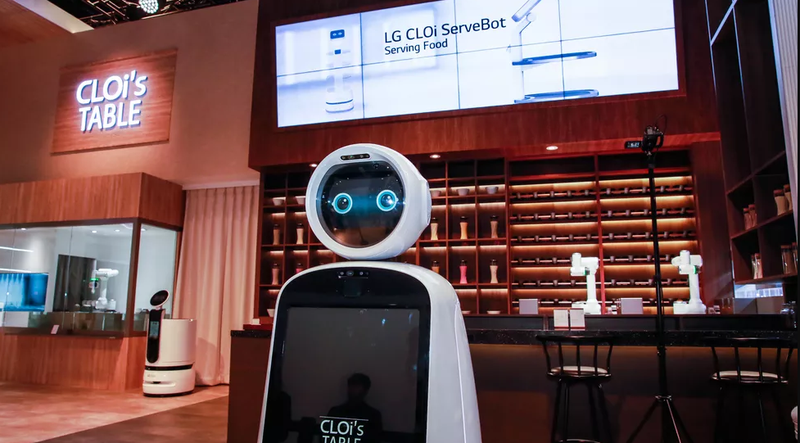 Robot đón khách. Đây cũng là đối thủ đáng ngại có thể chiếm lấy vị trí của nhân công con người.