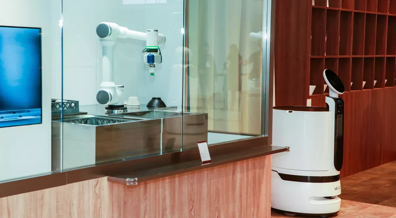 Đằng sau tấm kính là robot rửa chén bận rộn lau chùi đĩa, bát. Các robot vận chuyển thức ăn và bộ đồ ăn trống từ nhà bếp.