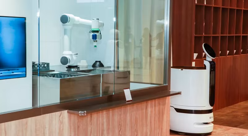 Đằng sau tấm kính là robot rửa chén bận rộn lau chùi đĩa, bát. Các robot vận chuyển thức ăn và bộ đồ ăn trống từ nhà bếp.