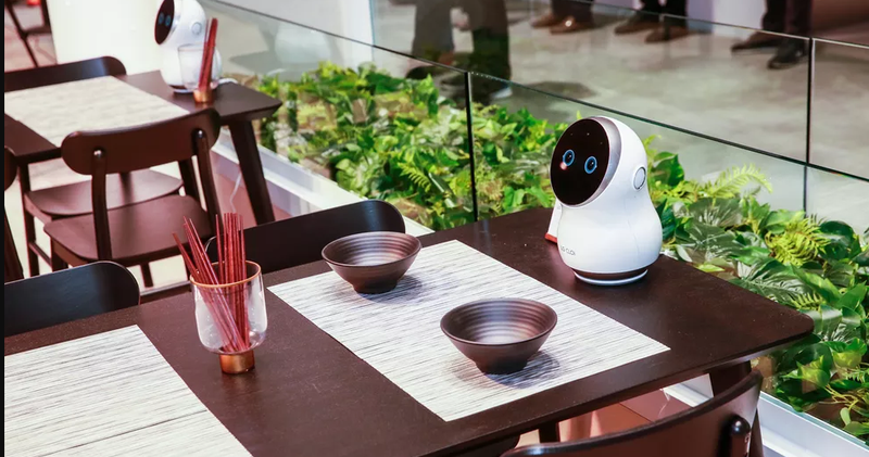 Robot phục vụ tại bàn. Khách hàng có thể nói chuyện với nó để đặt hàng, yêu cầu dịch vụ hoặc thanh toán hóa đơn.
