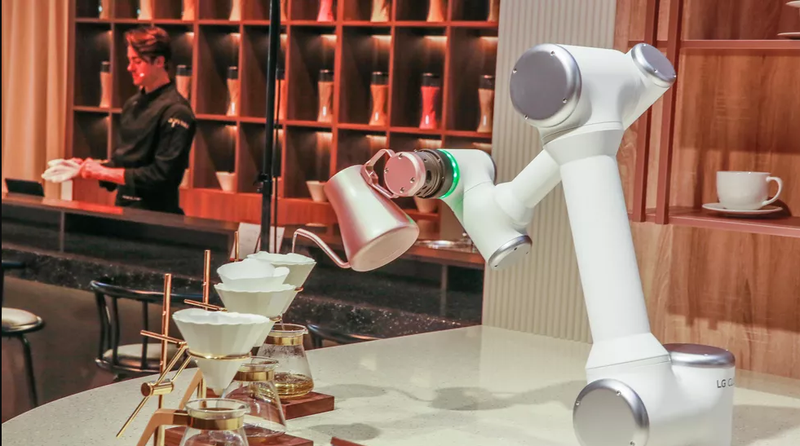 Robot rót trà, cà phê hoặc bất cứ gì nó được lập trình.