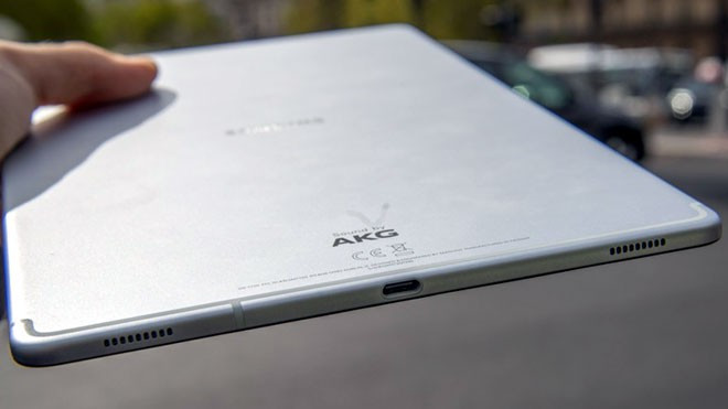 Samsung Galaxy Tab được người dùng đánh giá cao màn hình và phần âm thanh nhưng có nhược điểm với những bức hình chụp trong điều kiện ánh sáng yếu.