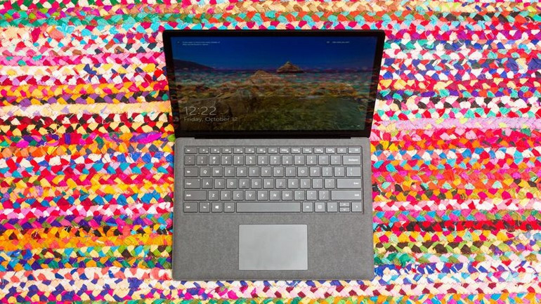 Microsoft Surface Laptop 2 là sự kết hợp khéo léo giữa thiết kế mỏng, bàn phím hiện đại và màn hình cảm ứng lớn 13,5 inch.