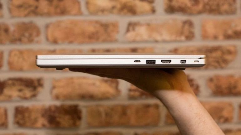 Azer Blade 15 Advanced với màn hình siêu mỏng, thẻ đồ họa mới nhất, tốc độ làm mới màn hình cao, bàn phím thân thiện với người dùng và đèn nền lập trình dễ chịu.