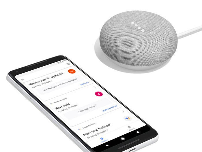  4. Trợ lí ảo Google Home Mini: Có giá 25 USD (khoảng 580 nghìn đồng) có sẵn tại Best Buy và Walmart. Là phụ kiện thông minh đáng tiền nhất dành cho các thiết bị Android trong hệ sinh thái Google cùng với Google Pixel. Google Home Mini giúp người dùng "bắt đầu" một ngày mới, tận hưởng các tính năng giải trí và điều khiển các thiết bị nhà thông minh khác. 