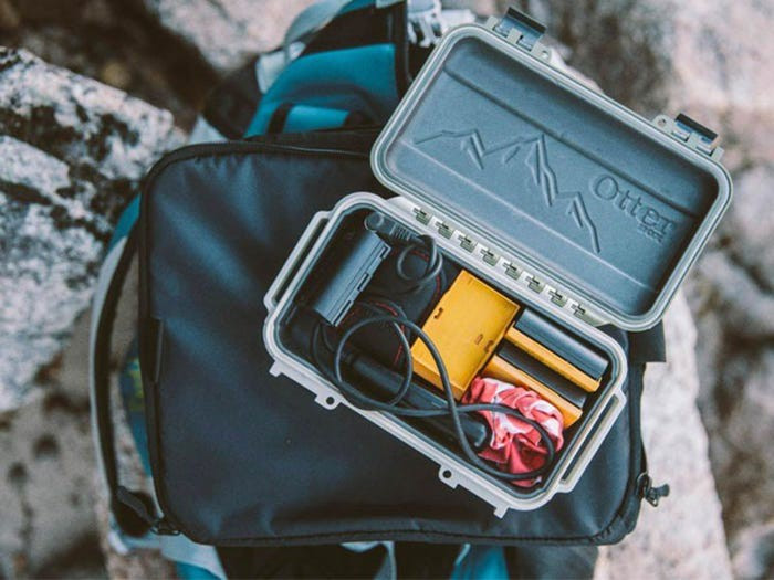  8. Hộp lưu trữ phụ kiện điện thoại: OtterBox DRYBOX 3250 Series hiện đang được bán trên Amazon với giá 34,95 USD (khoảng 811 nghìn đồng). Chiếc hộp này về cơ bản giống như một hộp lưu trữ nhỏ, không chỉ bảo vệ điện thoại của bạn mà còn cả chìa khóa, ví và các nhu yếu phẩm nhỏ khác. Nó thậm chí không thấm nước lên đến 90 feet trong 30 phút, tính năng độc đào này giúp nó trở thành dụng cụ hoàn hảo cho các cuộc phiêu lưu ngoài trời. 