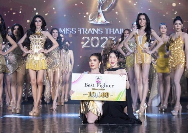 hia sẻ với VietNamNet, Nong Oum mong muốn tham gia nhiều cuộc thi sắc đẹp và cố gắng theo đuổi mục tiêu. "Từ nhỏ, tôi ước mơ trở thành người phụ nữ xinh đẹp, dù cơ thể khiếm khuyết nhưng trái tim luôn mạnh mẽ, kiên cường", cô nói.