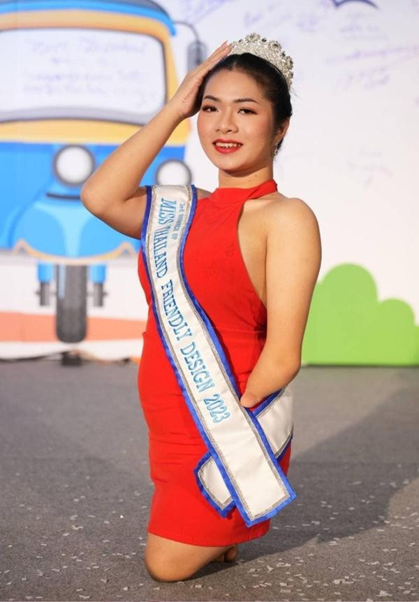 ong Oum chia sẻ cô không quan tâm những lời chê bai và sẵn sàng phản bác khi bị xúc phạm, bắt nạt. Thay vào đó, cô dành thời gian để tham gia thiện nguyện: "Tôi muốn thúc đẩy xã hội đòi quyền bình đẳng và trở thành tấm gương tiên phong trong cộng đồng để mọi người chấp nhận và cởi mở hơn".