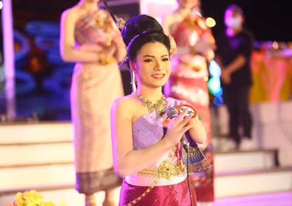 Người đẹp gửi lời cảm ơn đến người hâm mộ Việt Nam khi biết hình ảnh và thông tin về mình được quan tâm và động viên. "Tôi rất hạnh phúc và sẽ tiếp tục là một hình mẫu tốt. Tôi mong muốn có cơ hội thử sức và làm việc ở thị trường Việt Nam. Xin chào Việt Nam", cô chia sẻ.