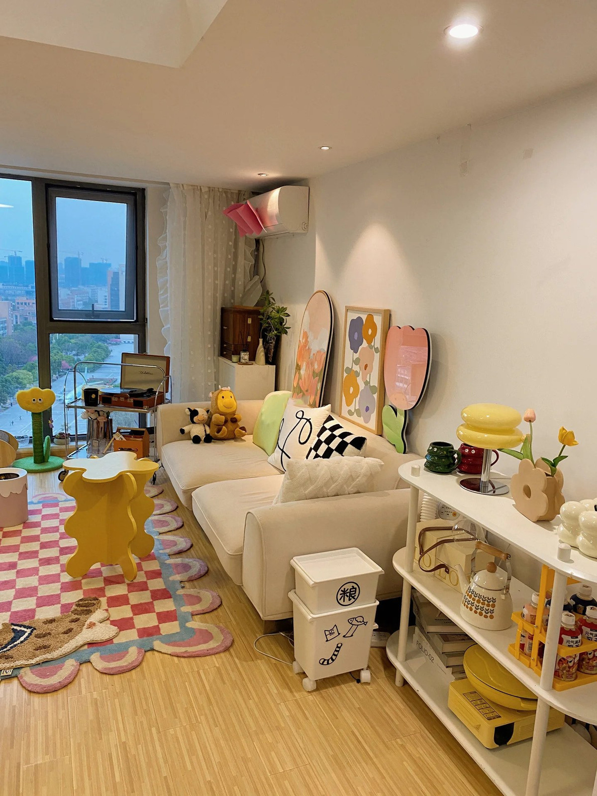 ộ khung tranh trang trí phía sau ghế sofa theo chủ đề hoa cũng đầy thú vị, khiến bạn không thể không để mắt tới. Đặc biệt, cô nàng còn gắn một chiếc nơ cỡ lớn trên điều hòa không khí, tạo ra một điểm nhấn gây chú ý trong phòng. Càng nhìn ngắm kĩ, bạn sẽ càng phát hiện ra nhiều món đồ thú vị có thiết kế sáng tạo, độc đáo được Tiểu Chu dành không ít thời gian sưu tầm đặt trong phòng khách.