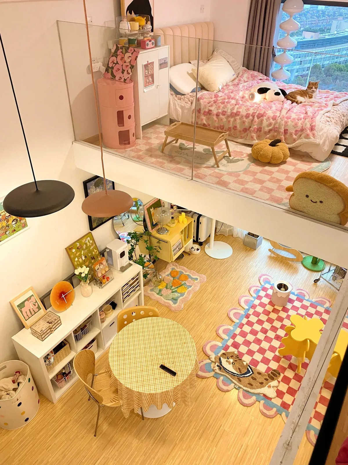 iến vào khu vực phòng khách, bạn sẽ ngỡ như mình đang được chiêm ngưỡng bộ sưu tầm những món đồ nội thất có thiết kế dễ thương, xinh xắn. Từ tấm thảm trải sàn đến bàn trà phòng khách hay những món đồ phụ kiện trang trí đều được lựa chọn theo đúng sở thích của cô nàng gen Z. Thú nhồi bông được Tiểu Chu sử dụng thay thế vai trò tạo điểm nhấn trên ghế sofa cho những mẫu gối tựa quen thuộc.