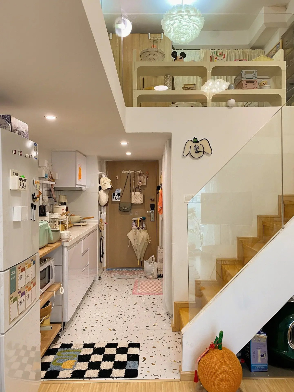 Ngay khi vừa mở cánh cửa tiến vào căn hộ, không gian bạn nhìn thấy đầu tiên chính là nhà bếp. Căn bếp nhỏ gọn được sắp xếp khoa học. Dãy tủ bếp bên dưới là không gian lưu trữ các thiết bị và đồ dùng nhà bếp.