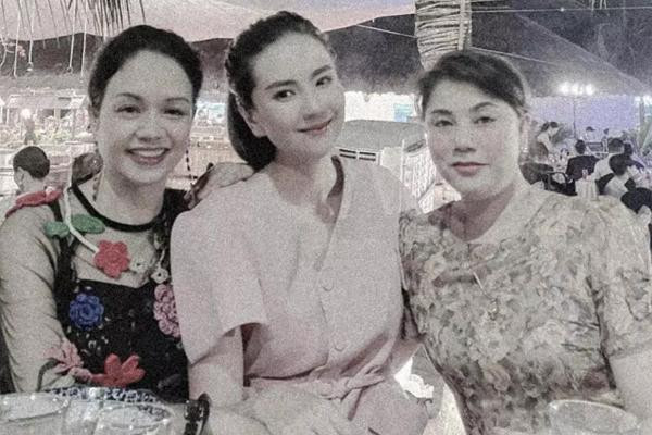 hông chỉ là người mẹ trẻ đẹp tâm lý, mẹ chồng MC Mai Ngọc còn là một doanh nhân thành đạt. Được biết, gia đình chồng Mai Ngọc sở hữu một công ty tổ chức sự kiện, và đặc biệt là chủ chuỗi nhà hàng buffet - một trong những chuỗi nhà hàng đi tiên phong về mô hình buffet ở Hà Nội. Là một doanh nhân thành đạt, bận rộn như vậy nhưng mẹ chồng MC Mai Ngọc vẫn chu toàn với gia đình. Chính sự chỉn chu của mẹ chồng đã khiến nữ MC luôn ngưỡng mộ và nể phục.