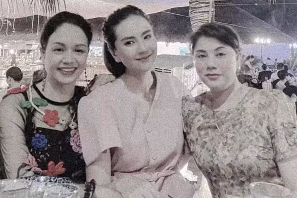 Không chỉ là người mẹ trẻ đẹp tâm lý, mẹ chồng MC Mai Ngọc còn là một doanh nhân thành đạt. Được biết, gia đình chồng Mai Ngọc sở hữu một công ty tổ chức sự kiện, và đặc biệt là chủ chuỗi nhà hàng buffet - một trong những chuỗi nhà hàng đi tiên phong về mô hình buffet ở Hà Nội. Là một doanh nhân thành đạt, bận rộn như vậy nhưng mẹ chồng MC Mai Ngọc vẫn chu toàn với gia đình. Chính sự chỉn chu của mẹ chồng đã khiến nữ MC luôn ngưỡng mộ và nể phục.