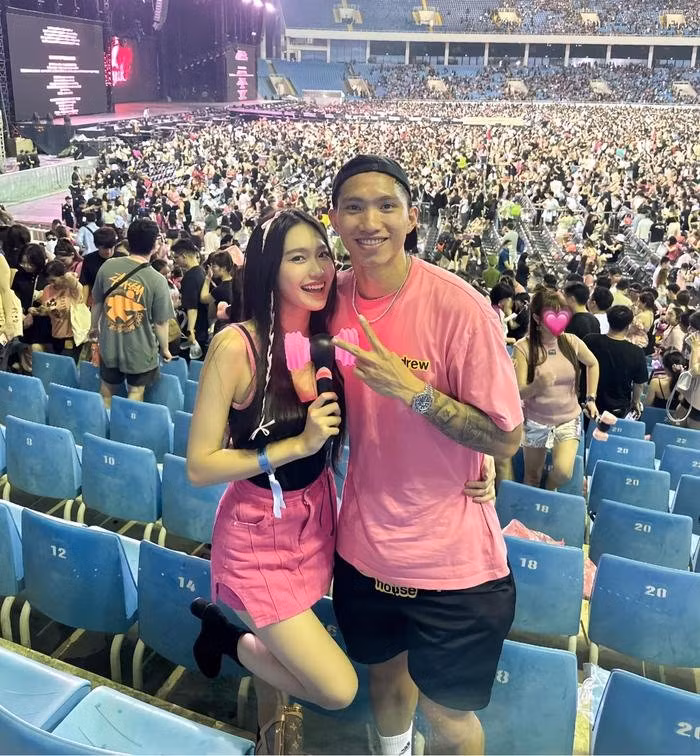 Đoàn Văn Hậu cũng thường xuyên đồng hành cùng bạn gái ở nhiều sự kiện. Ảnh: FBNV