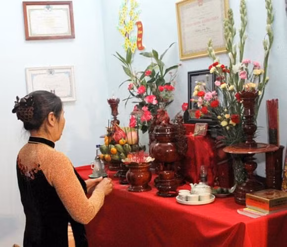 Dat lo hoa tren ban tho nhu the nao cho dung?