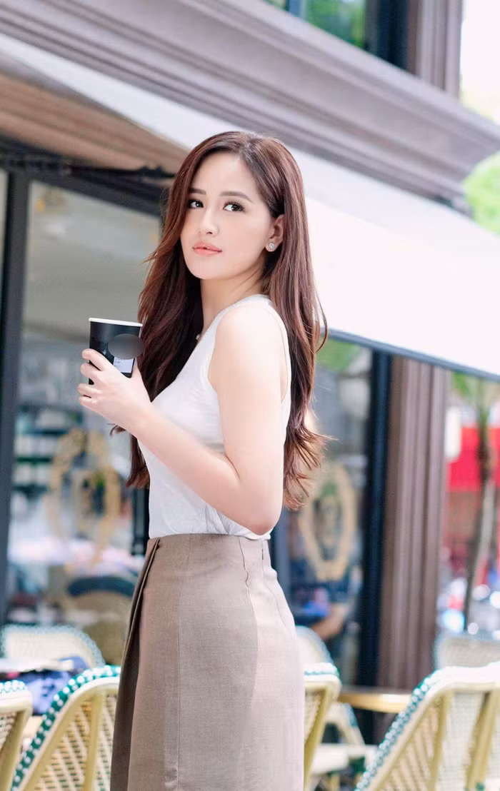 Tuy nhiên, cô nàng không quan tâm và vẫn giữ được tinh thần lạc quan và tự tin thường xuyên cập nhật hình ảnh của bản thân trên trang cá nhân.