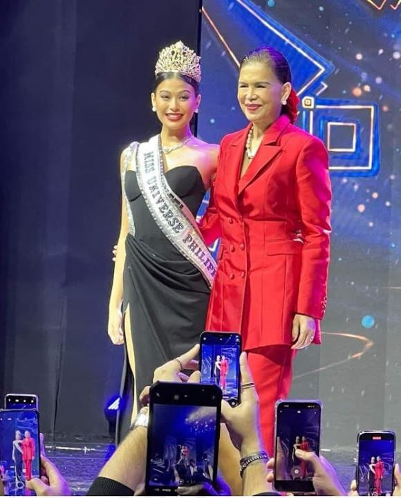 Ngoài ngoại hình, nhiều khán giả quan tâm đến xuất thân của Tân Hoa hậu nhiều hơn. Được biết, mẹ của Michelle Marquez Dee từng là Hoa hậu Quốc tế 1979. Mẹ của Tân Hoa hậu Hoàn vũ Philippines đăng quang Hoa hậu Quốc tế 1979 khi mới 15 tuổi. Trước khi đăng quang bà là người mẫu thời trang, quảng cáo ăn khách ở quê nhà. Năm 2000, bà được bình chọn là Hoa hậu Quốc tế đẹp nhất lịch sử. Mẹ Hoa hậu Hoàn vũ Philippines đứng bên con gái.