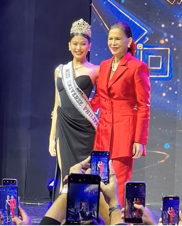 Ngoài ngoại hình, nhiều khán giả quan tâm đến xuất thân của Tân Hoa hậu nhiều hơn. Được biết, mẹ của Michelle Marquez Dee từng là Hoa hậu Quốc tế 1979. Mẹ của Tân Hoa hậu Hoàn vũ Philippines đăng quang Hoa hậu Quốc tế 1979 khi mới 15 tuổi. Trước khi đăng quang bà là người mẫu thời trang, quảng cáo ăn khách ở quê nhà. Năm 2000, bà được bình chọn là Hoa hậu Quốc tế đẹp nhất lịch sử. Mẹ Hoa hậu Hoàn vũ Philippines đứng bên con gái.