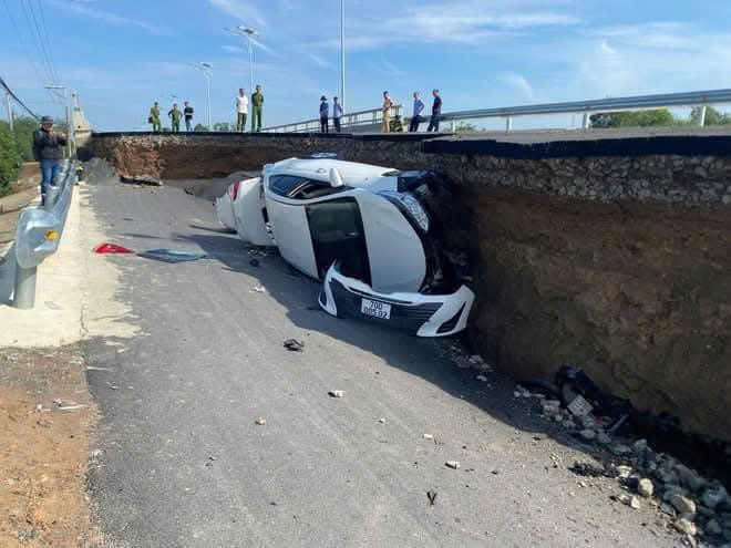 Đường dẫn lên cầu Hòa Bình bất ngờ sụt lún nghiêm trọng vào sáng 11/5/2025, gây tai nại nghiêm trọng cho người và phương tiên tham gia giao thông.