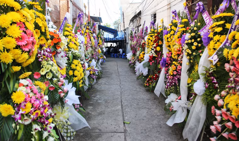 Những vòng hoa tiếc thương đại úy Dương Văn Bắc.