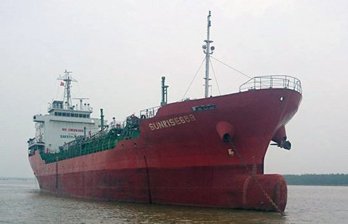 Tàu SUNRISE 689 đang được lực lượng Cảnh sát biển lai dắt đưa vào bờ biển Vũng Tàu.