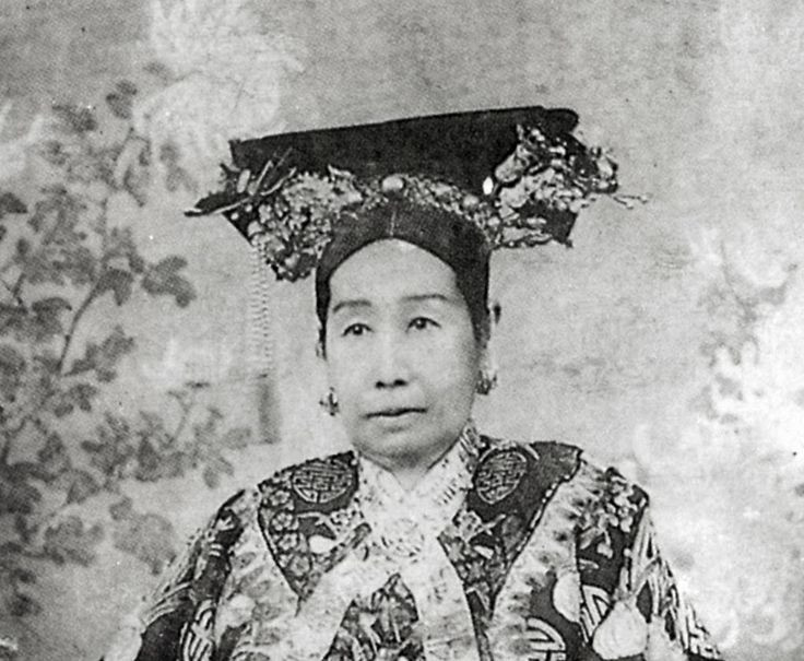  3. Sử dụng chính biến để củng cố quyền lực. Năm 1861, bà liên kết với các đại thần trong triều để lật đổ nhóm quan lại nhiếp chính, từ đó nắm giữ quyền lực thực sự. Ảnh: Pinterest.