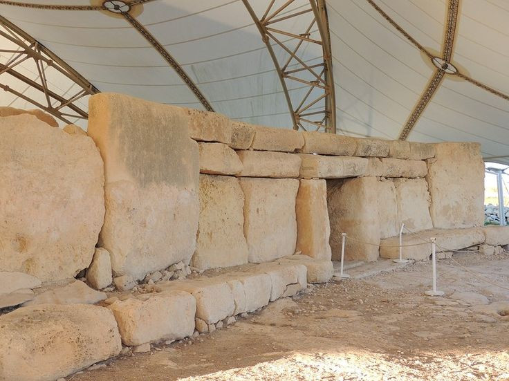  8. Một mái che đặc biệt đã được lắp đặt để bảo vệ đền. Do ảnh hưởng của thời tiết và sự xói mòn, chính quyền Malta đã lắp đặt một mái che lớn vào năm 2009 để bảo vệ Hagar Qim khỏi các tác động từ môi trường, giúp bảo tồn công trình cổ đại này cho thế hệ tương lai. Ảnh: Pinterest.